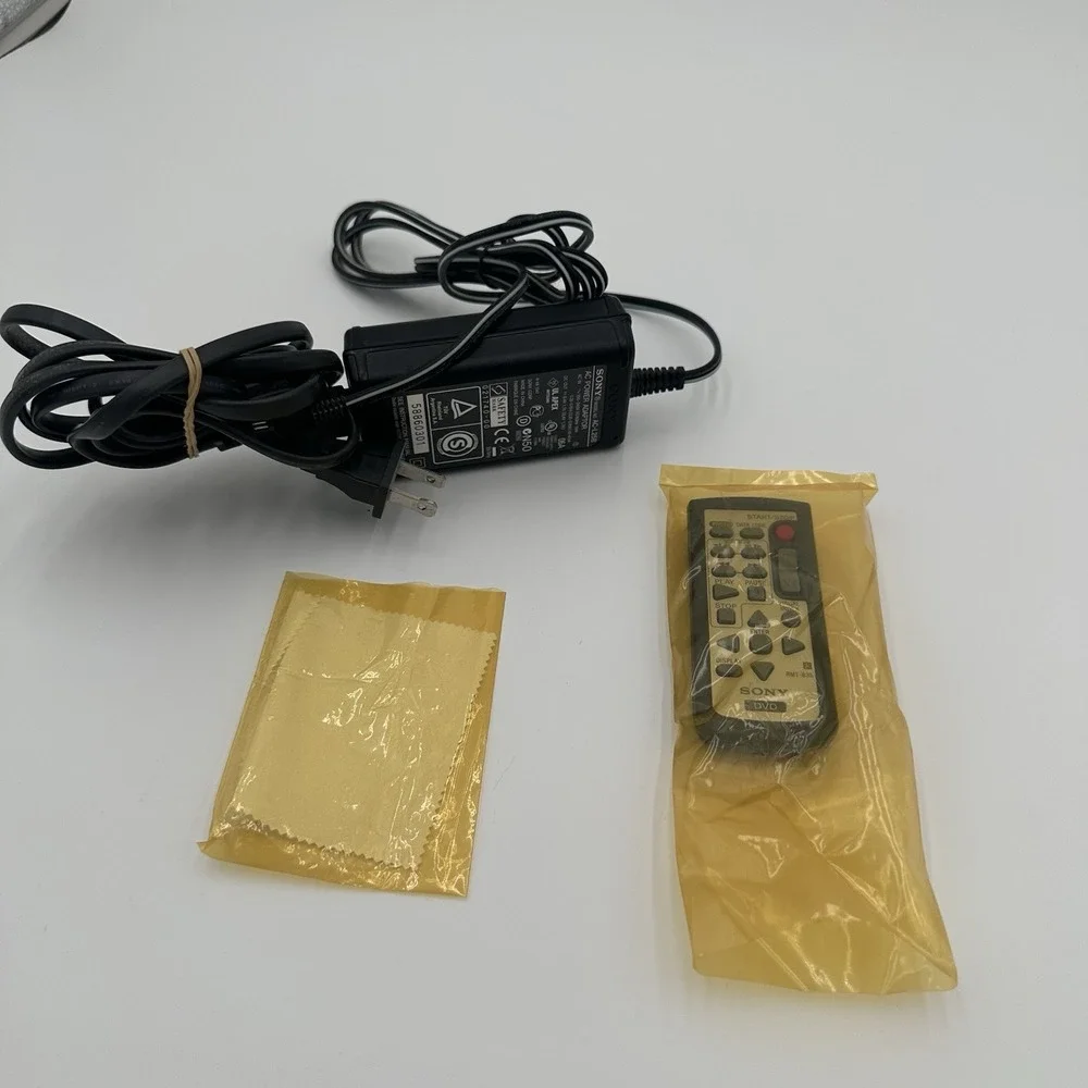 Sony DCR-DVD305 Handycam Camcorder With Original Box & SD Card Mega Pixel